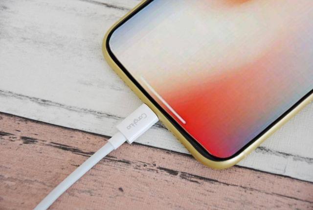 苹果发布警告：不要睡在正在充电的iPhone旁边